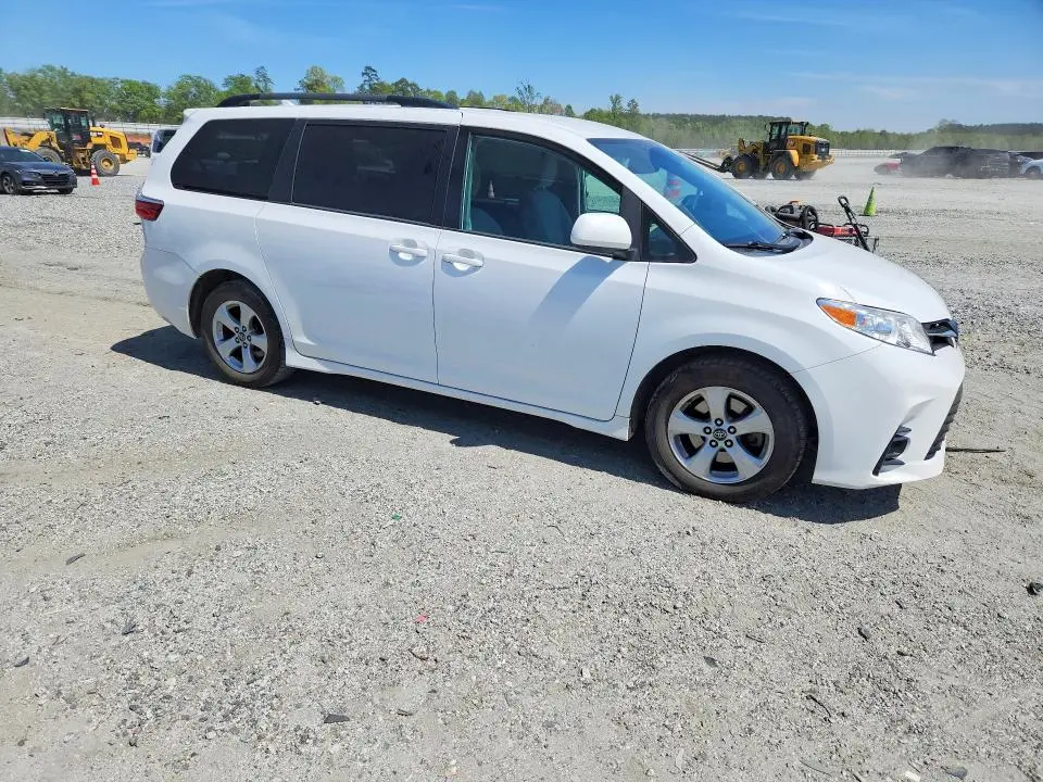 2019 TOYOTA SIENNA LE  