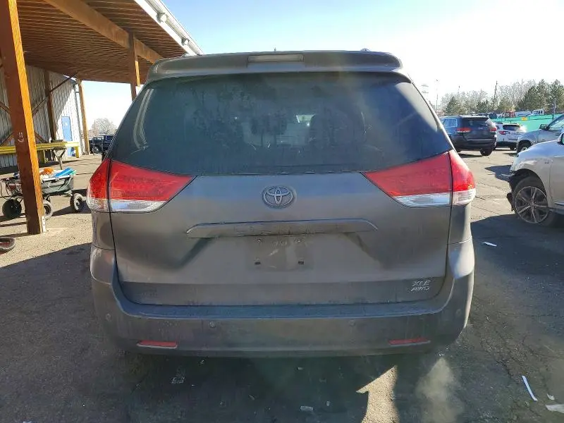 2011 TOYOTA SIENNA XLE  