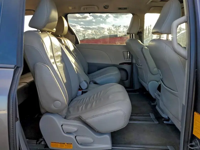 2013 TOYOTA SIENNA   