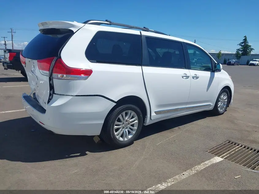 2012 TOYOTA SIENNA XLE V6 8 PASSENGER