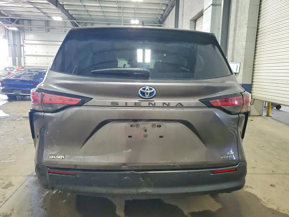 2021 TOYOTA SIENNA LE  