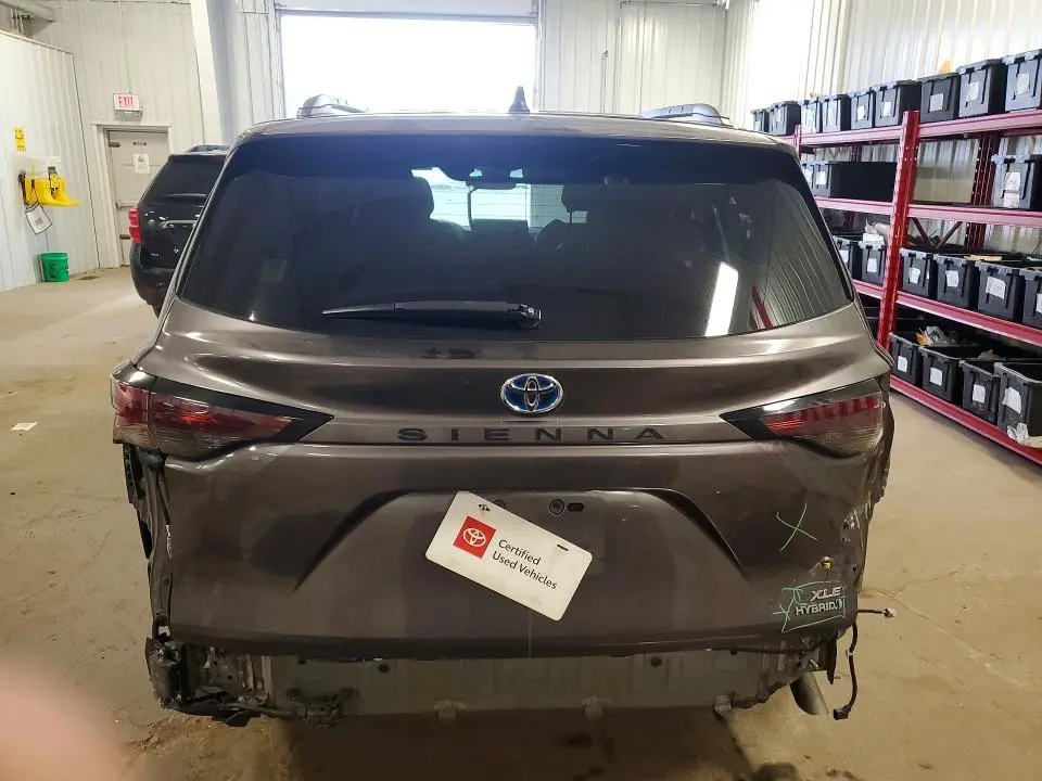 2023 TOYOTA SIENNA XLE  