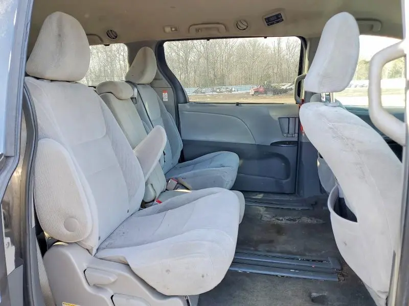 2015 TOYOTA SIENNA LE  