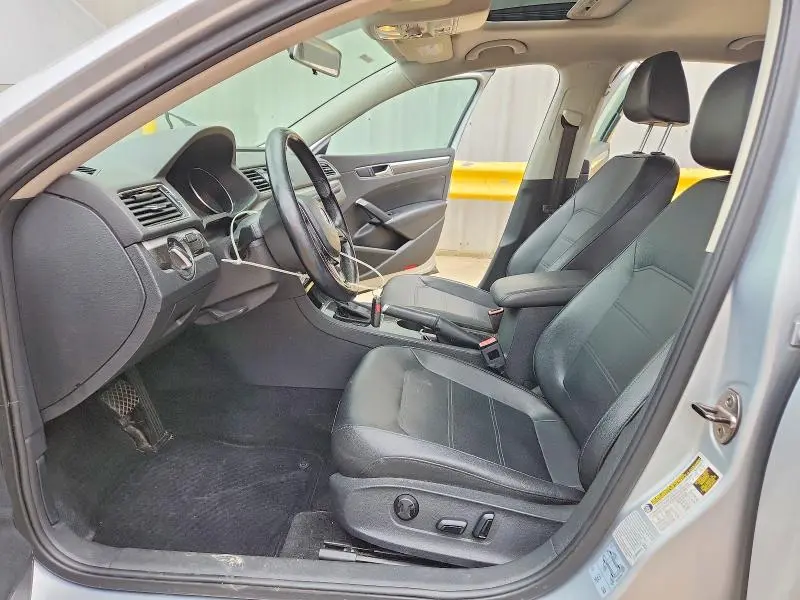 2017 VOLKSWAGEN PASSAT SE  