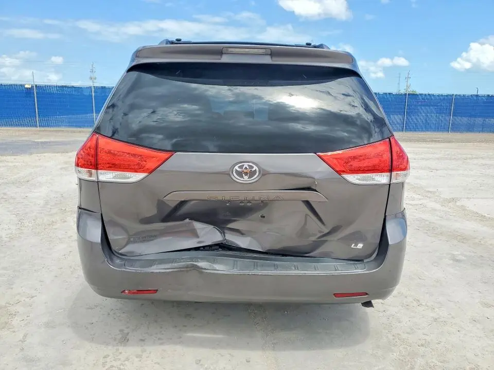2014 TOYOTA SIENNA LE  