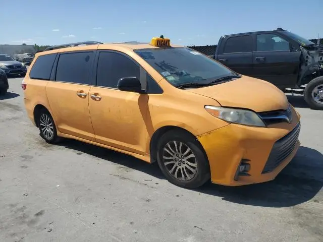 2018 TOYOTA SIENNA XLE  
