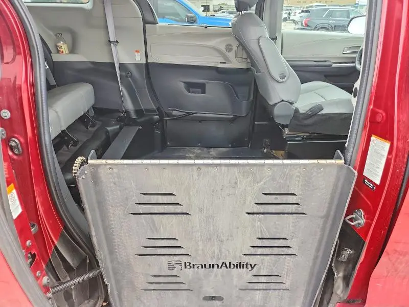 2021 TOYOTA SIENNA XLE  