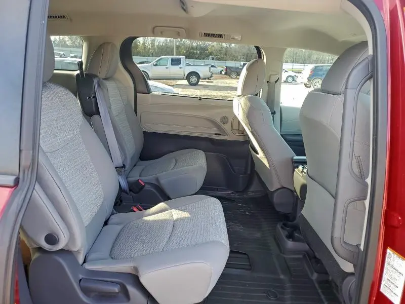 2021 TOYOTA SIENNA LE  