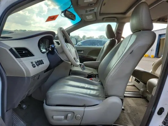 2013 TOYOTA SIENNA XLE  