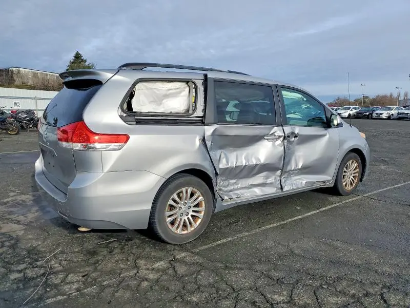 2013 TOYOTA SIENNA XLE 8-PASSENGER  