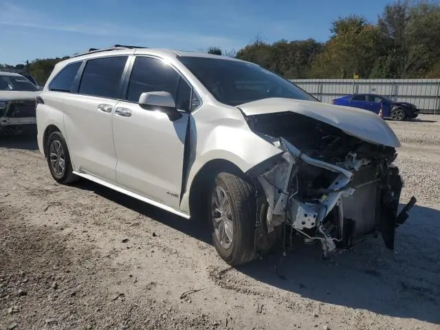 2021 TOYOTA SIENNA XLE  