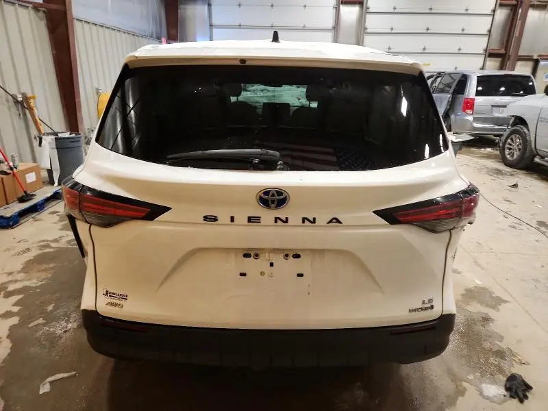 2021 TOYOTA SIENNA LE  