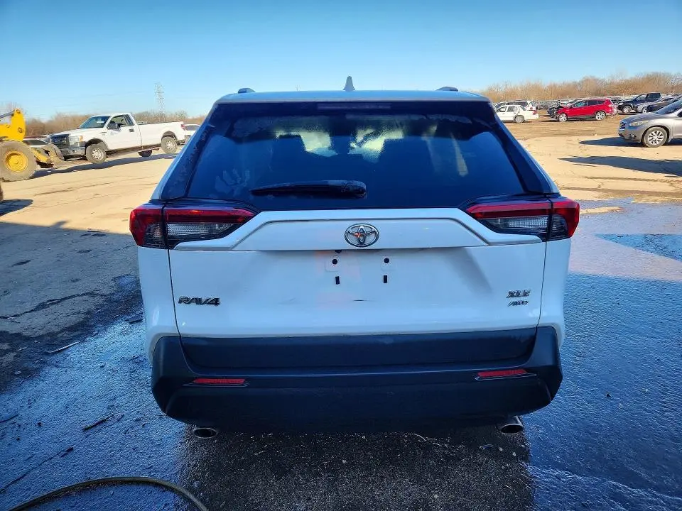 2021 TOYOTA RAV4 XLE  