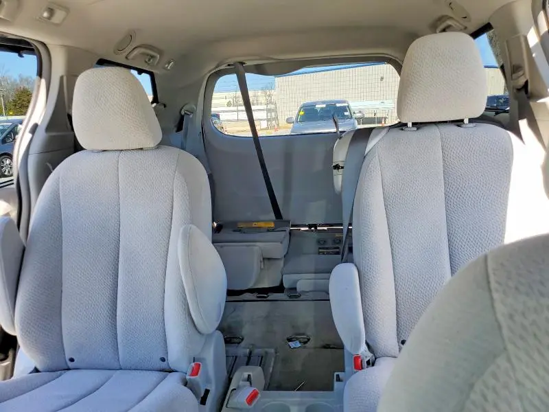 2014 TOYOTA SIENNA LE 8-PASSENGER  