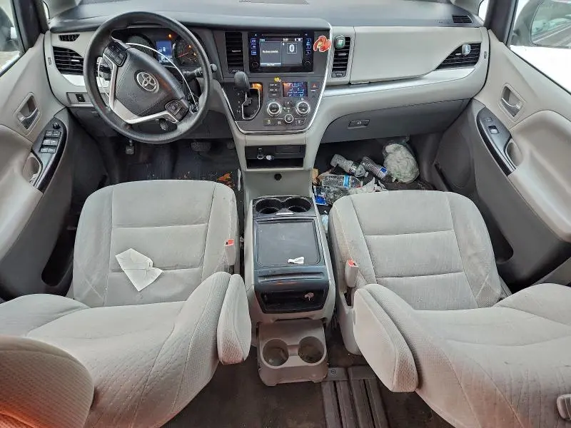 2017 TOYOTA SIENNA LE  