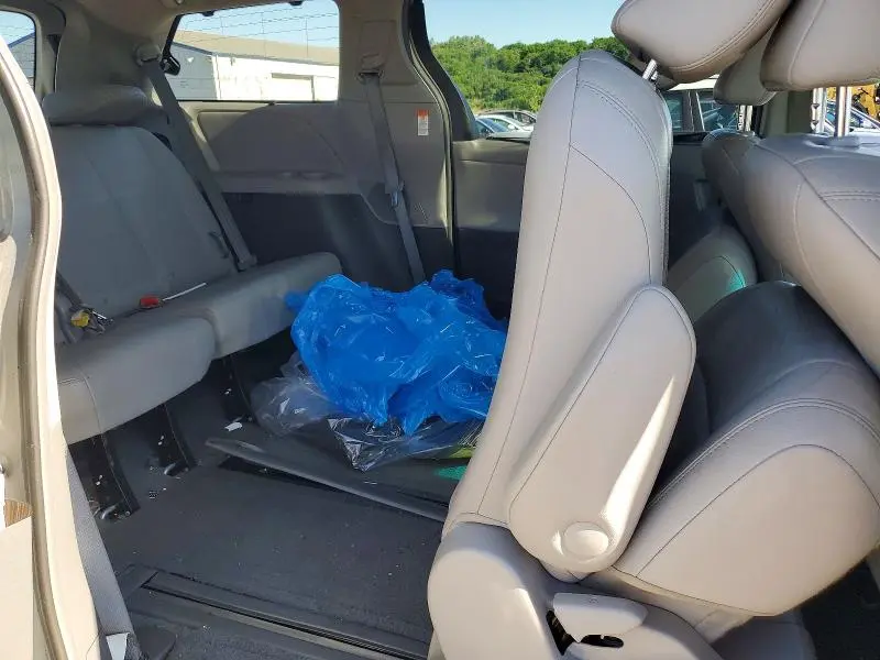2015 TOYOTA SIENNA XLE 7-PASSENGER  