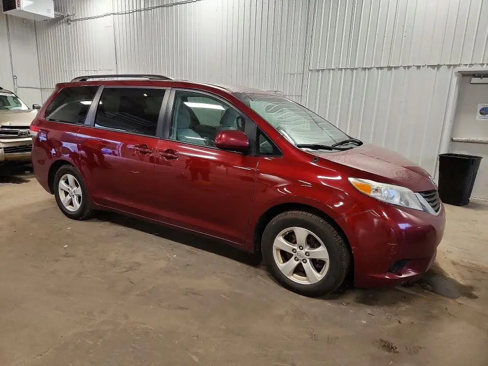 2013 TOYOTA SIENNA LE  