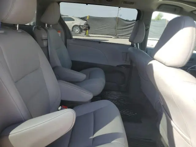 2018 TOYOTA SIENNA XLE
