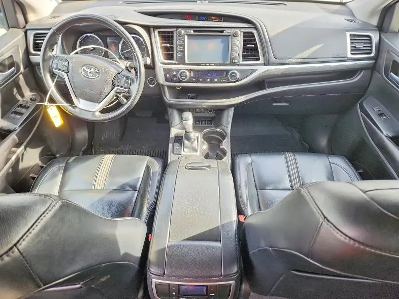 2017 TOYOTA HIGHLANDER SE  