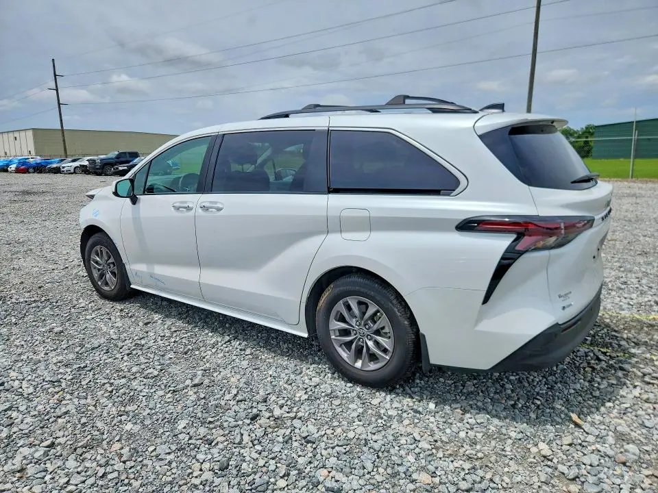 2025 TOYOTA SIENNA XLE 8-PASSENGER  