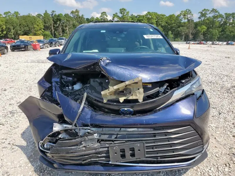 2024 TOYOTA SIENNA XLE  