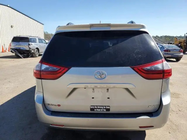 2020 TOYOTA SIENNA XLE  