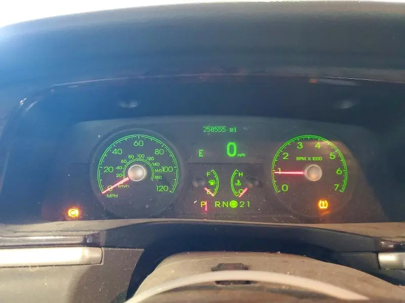 2011 LINCOLN TOWN CAR SIGNATURE LIMITED  