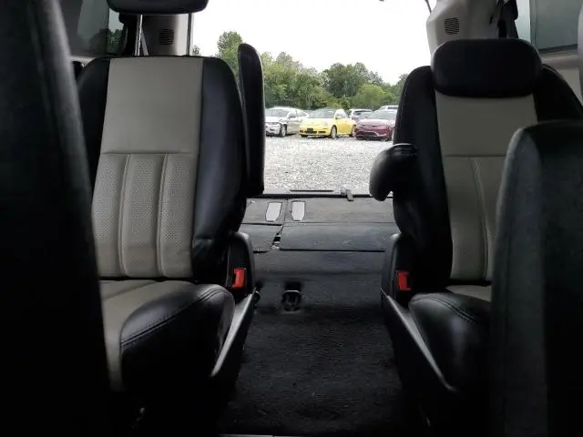 2010 CHRYSLER TOWN & COUNTRY TOURING PLUS  