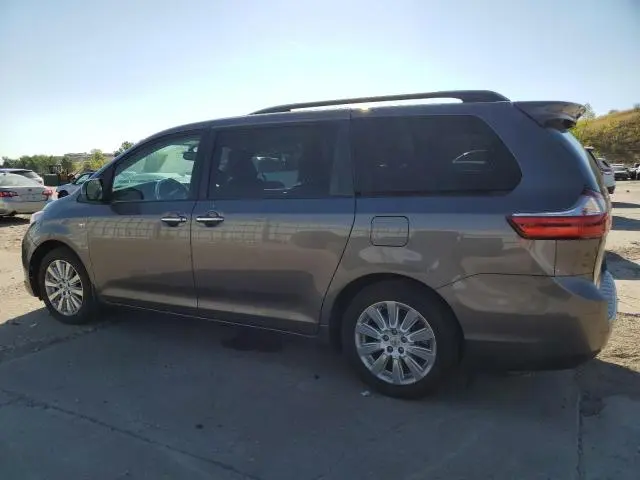 2016 TOYOTA SIENNA XLE  