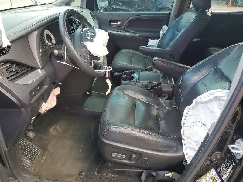 2017 TOYOTA SIENNA SE  