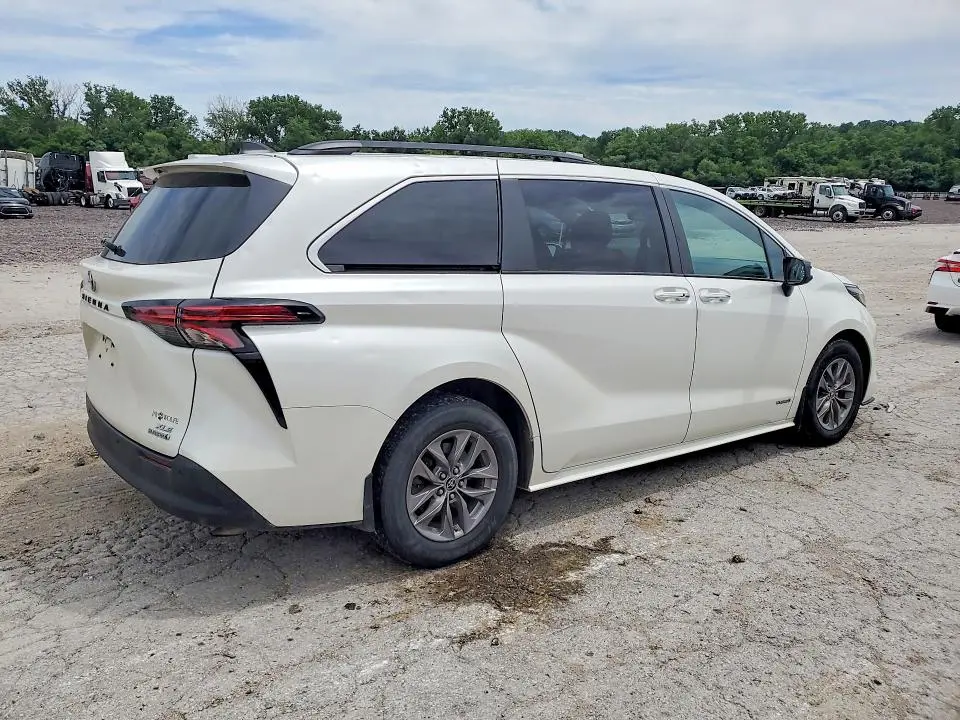 2021 TOYOTA SIENNA XLE  
