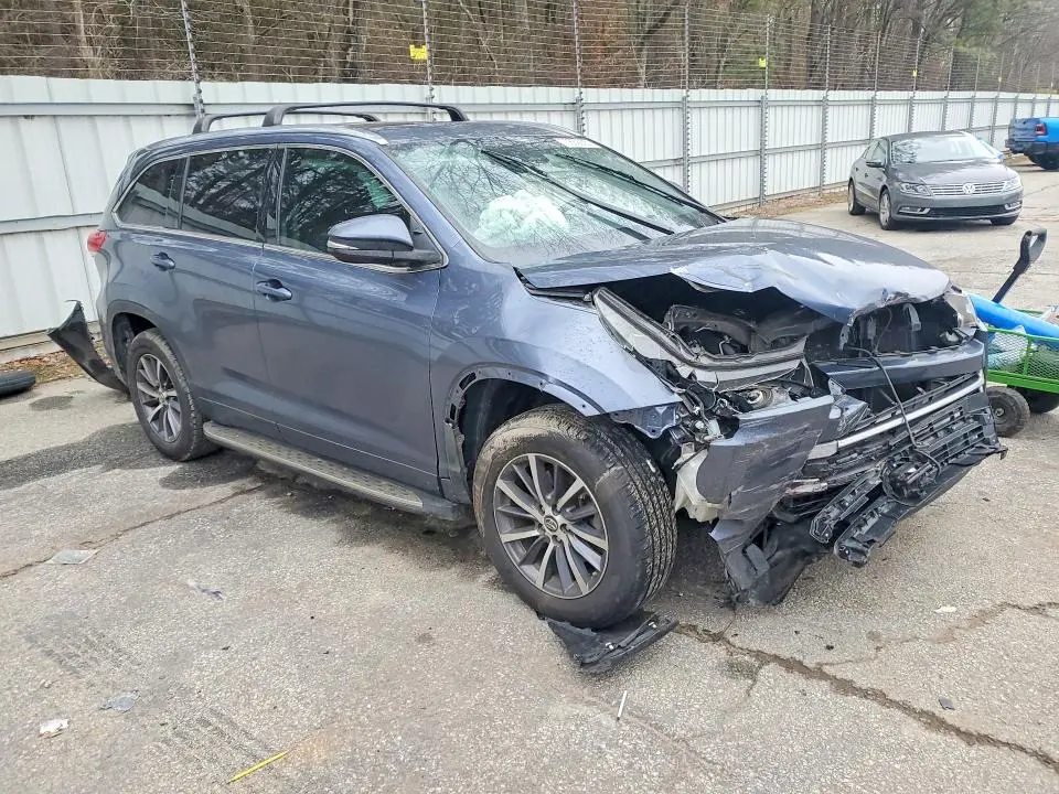2018 TOYOTA HIGHLANDER SE  