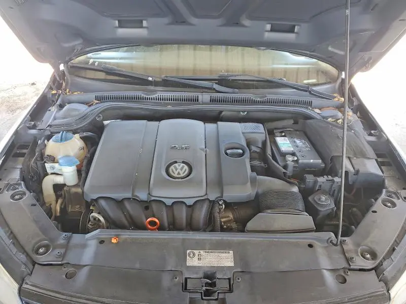 2011 VOLKSWAGEN JETTA SE  