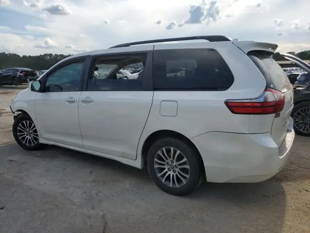 2020 TOYOTA SIENNA XLE