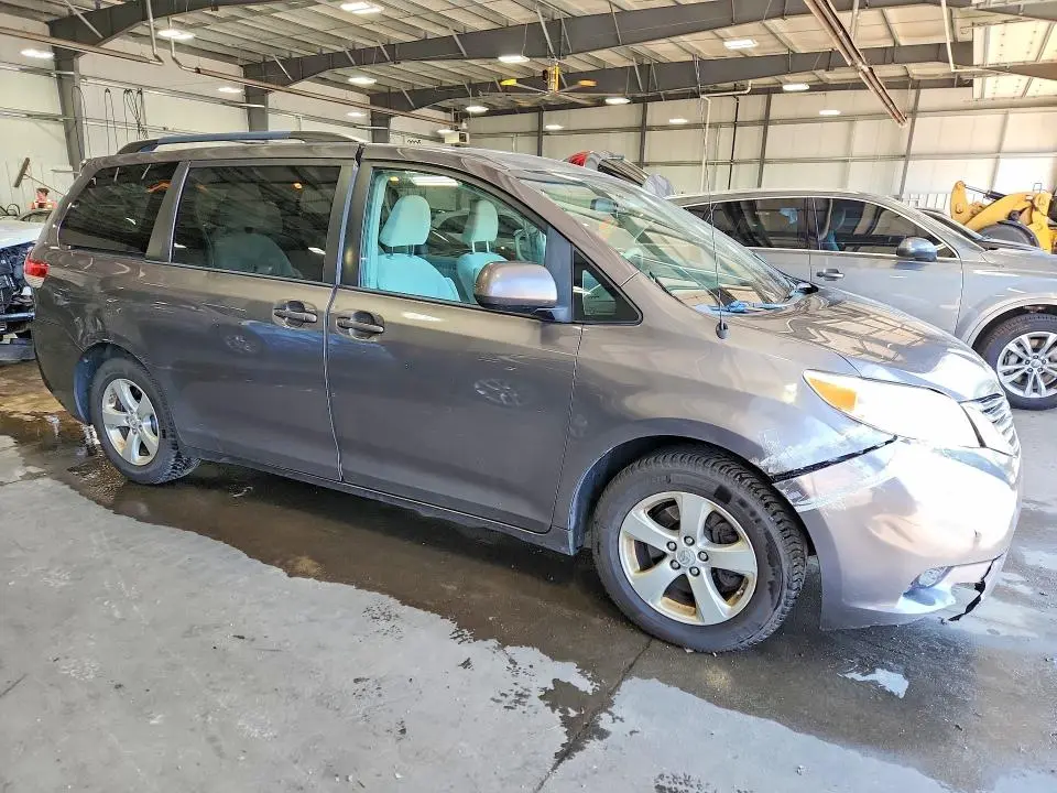 2014 TOYOTA SIENNA LE  
