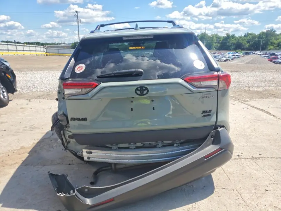 2021 TOYOTA RAV4 XLE  
