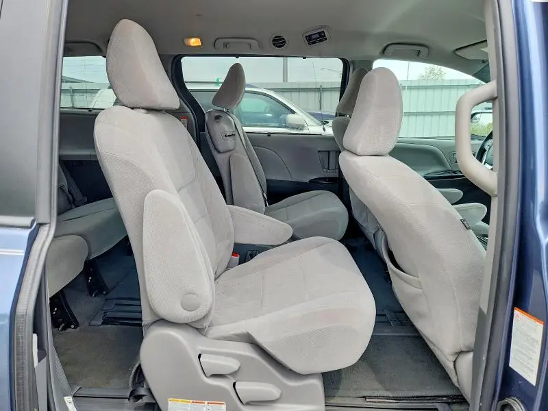 2017 TOYOTA SIENNA LE  