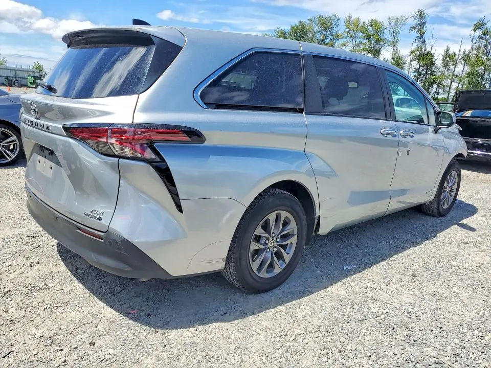 2021 TOYOTA SIENNA XLE  