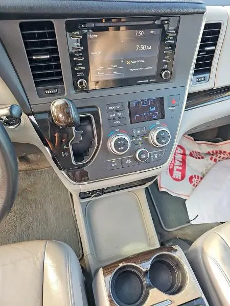 2018 TOYOTA SIENNA XLE 8-PASSENGER  