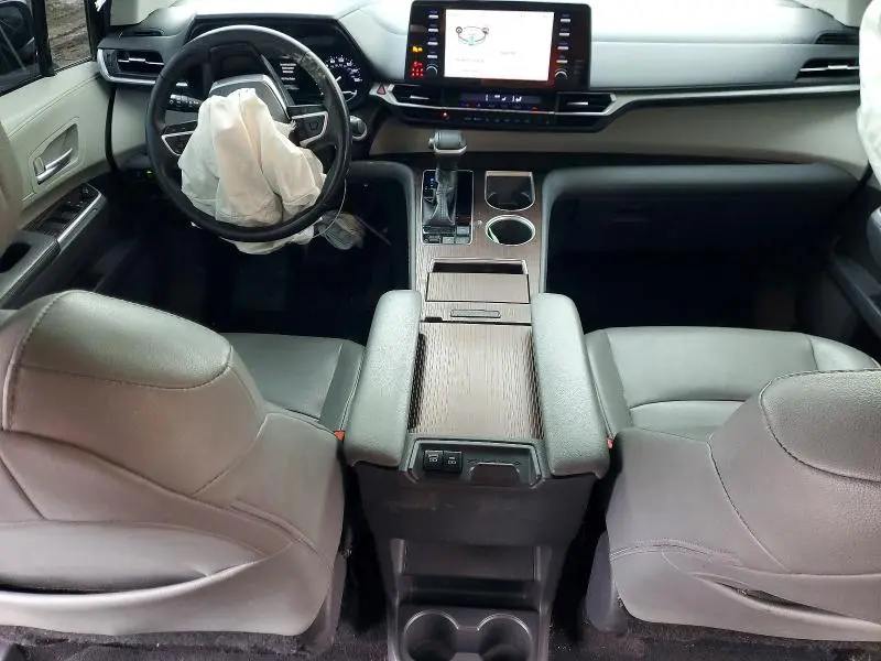 2021 TOYOTA SIENNA XLE 8-PASSENGER  