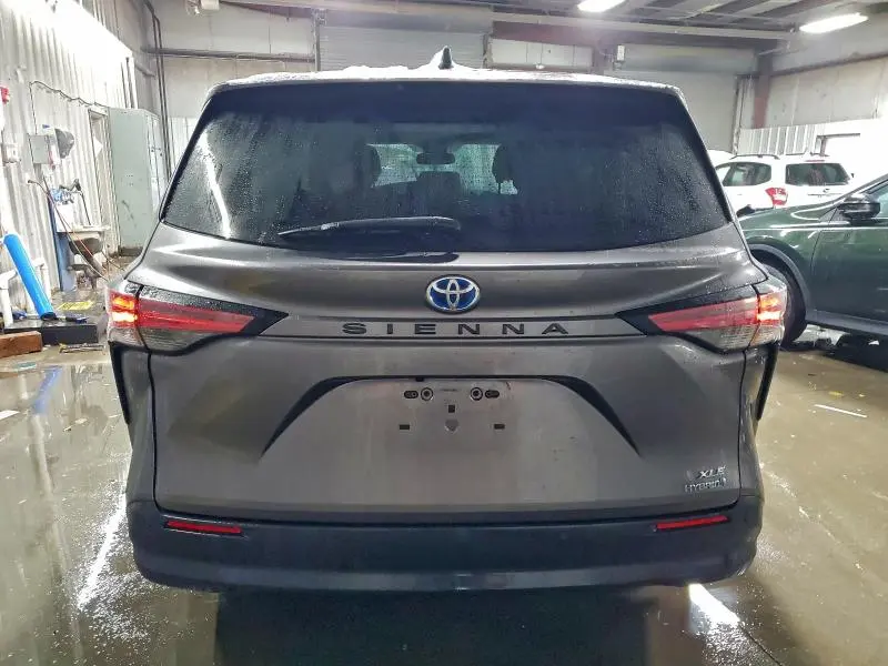 2021 TOYOTA SIENNA XLE  