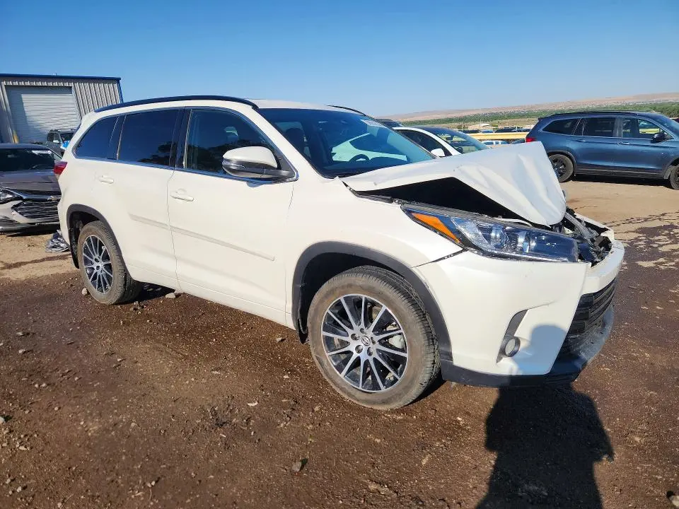 2018 TOYOTA HIGHLANDER SE  