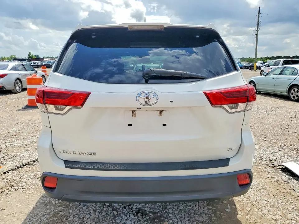 2018 TOYOTA HIGHLANDER SE  