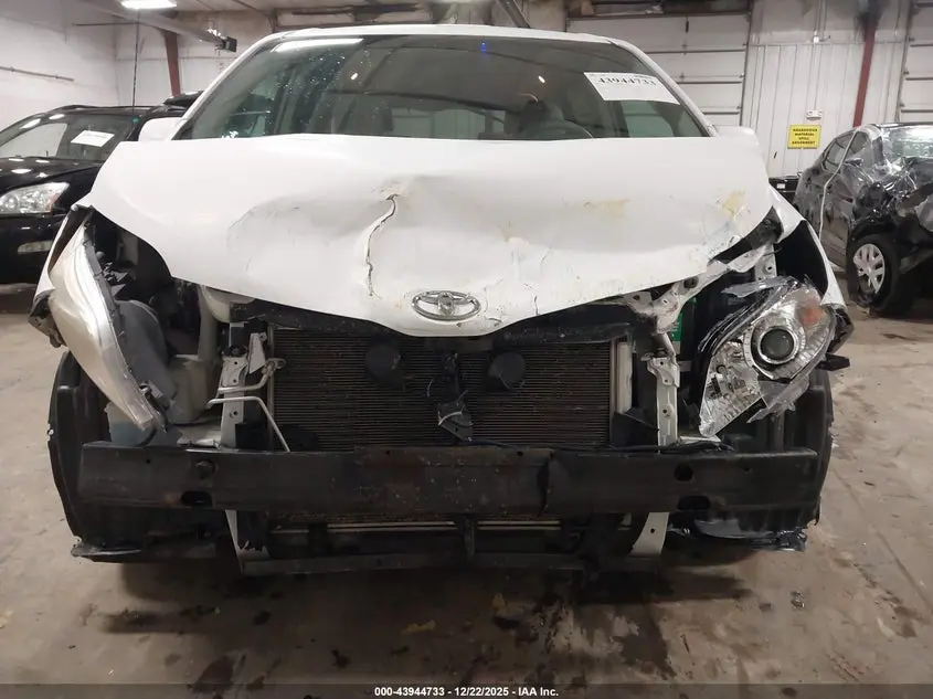 2011 TOYOTA SIENNA LE V6