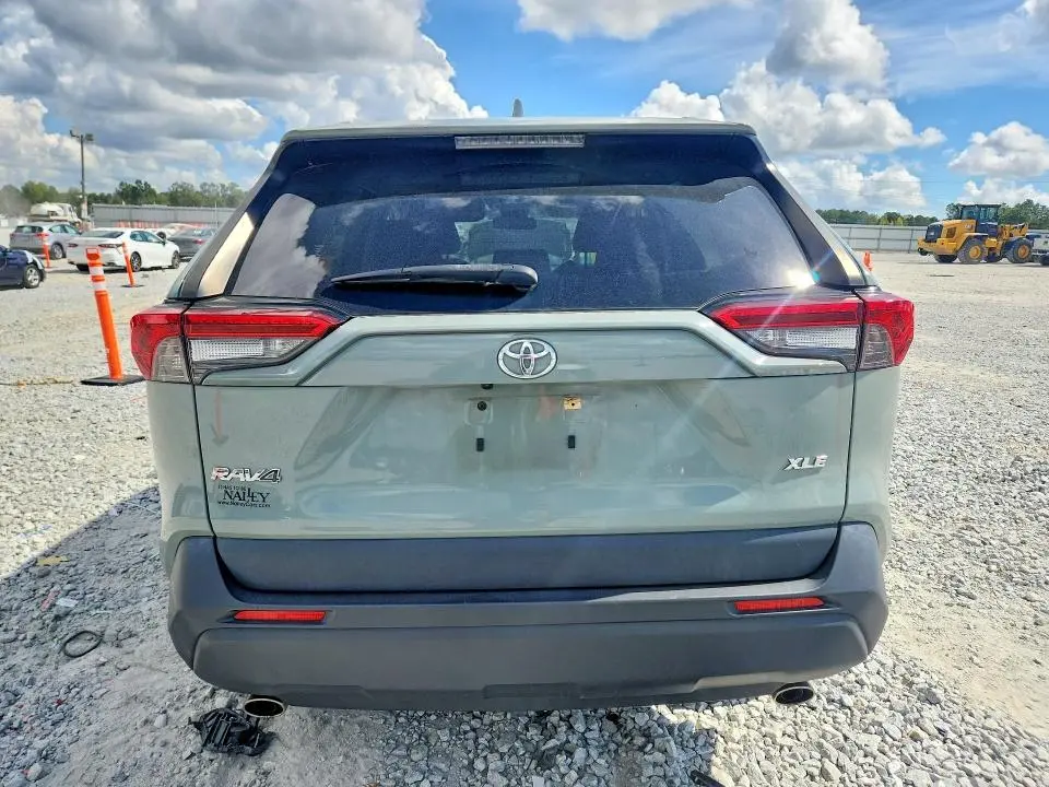 2021 TOYOTA RAV4 XLE  