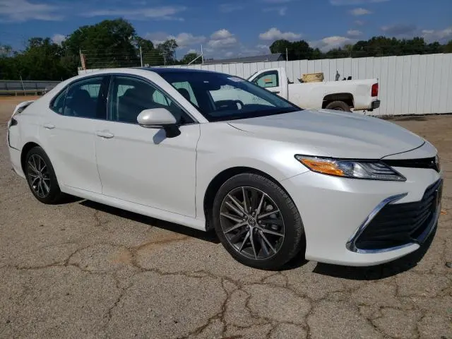 2021 TOYOTA CAMRY XLE  