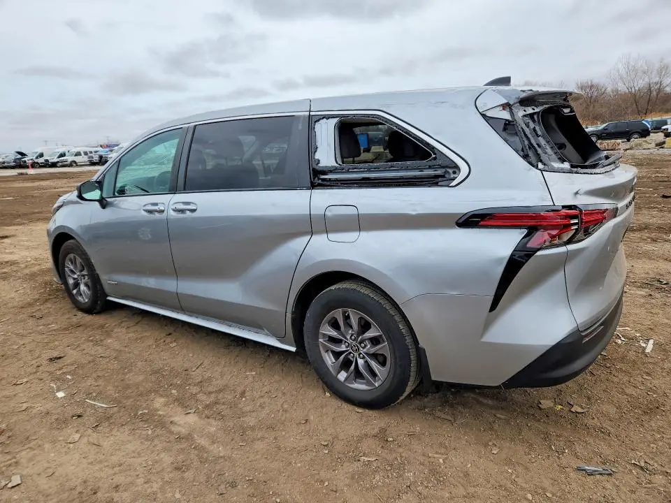 2021 TOYOTA SIENNA LE 8-PASSENGER  