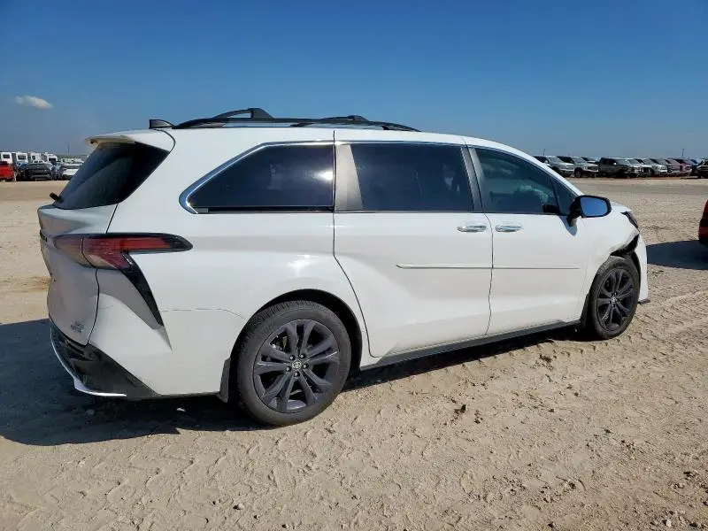 2022 TOYOTA SIENNA XSE  