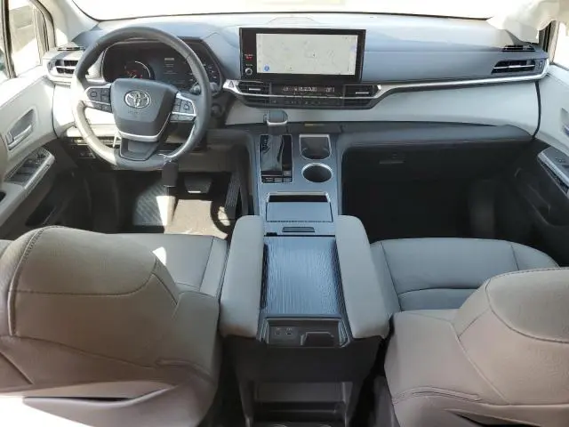 2025 TOYOTA SIENNA XLE  