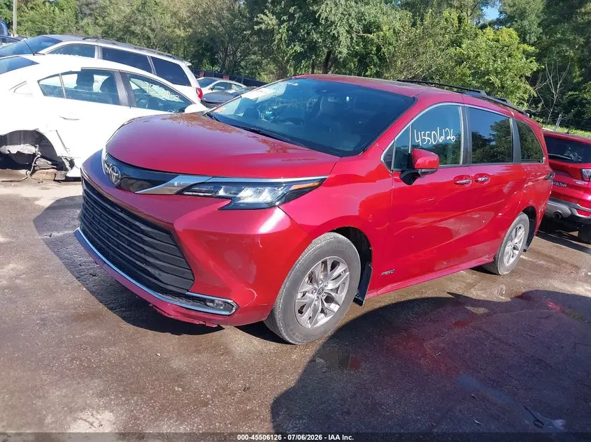 2021 TOYOTA SIENNA XLE